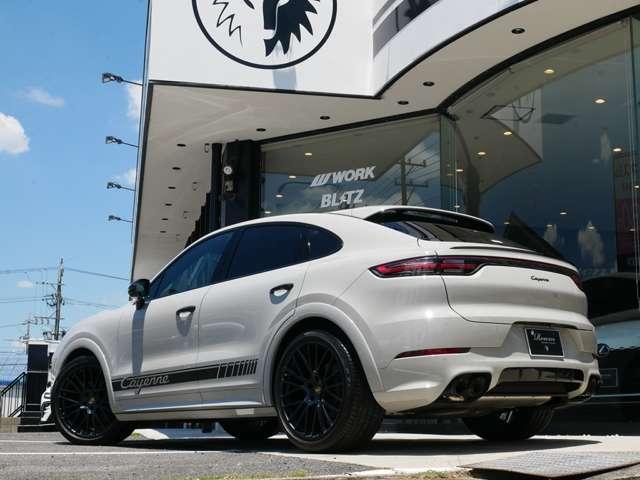 カイエンクーペ プラチナ　エディション　ティプトロニックＳ　リアセンターシー　ターボ　２２インチＡＷ　純正エアサス　ＢＯＳＥ　スポーツテールパイプ　全周囲カメラ　クレストエンボスヘッドレスト　禁煙（2枚目）