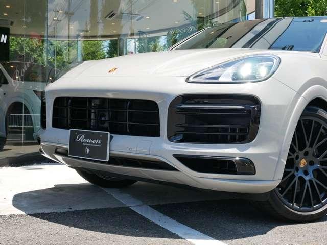 カイエンクーペ プラチナ　エディション　ティプトロニックＳ　リアセンターシー　ターボ　２２インチＡＷ　純正エアサス　ＢＯＳＥ　スポーツテールパイプ　全周囲カメラ　クレストエンボスヘッドレスト　禁煙（4枚目）