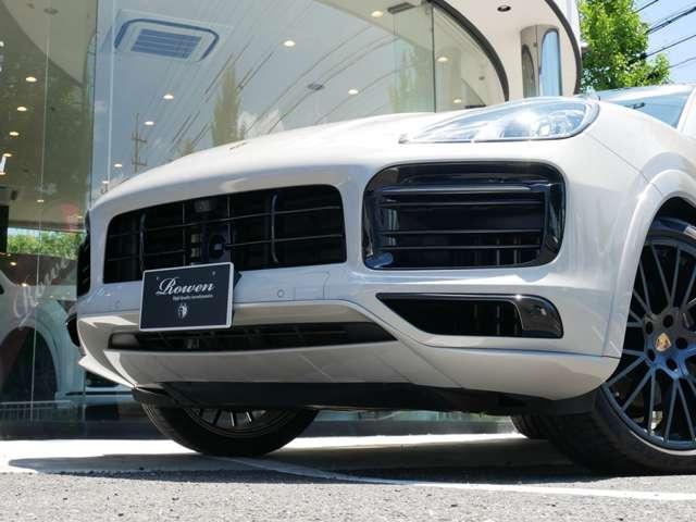 カイエンクーペ プラチナ　エディション　ティプトロニックＳ　リアセンターシー　ターボ　２２インチＡＷ　純正エアサス　ＢＯＳＥ　スポーツテールパイプ　全周囲カメラ　クレストエンボスヘッドレスト　禁煙（5枚目）