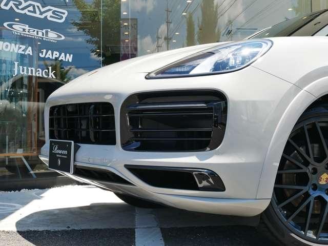 カイエンクーペ プラチナ　エディション　ティプトロニックＳ　リアセンターシー　ターボ　２２インチＡＷ　純正エアサス　ＢＯＳＥ　スポーツテールパイプ　全周囲カメラ　クレストエンボスヘッドレスト　禁煙（6枚目）