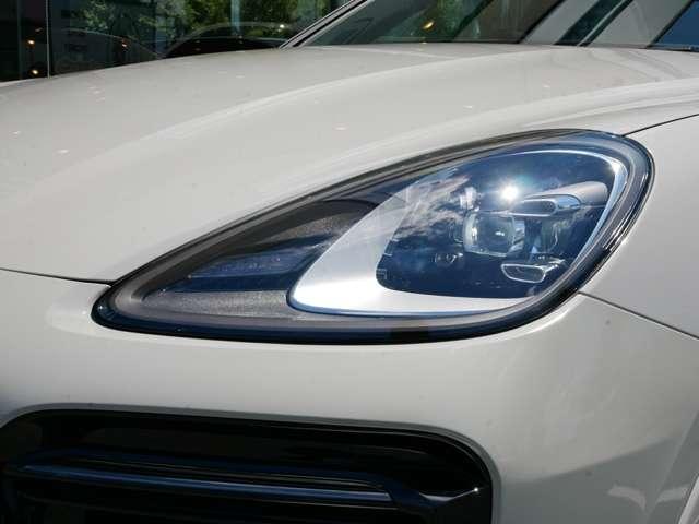 カイエンクーペ プラチナ　エディション　ティプトロニックＳ　リアセンターシー　ターボ　２２インチＡＷ　純正エアサス　ＢＯＳＥ　スポーツテールパイプ　全周囲カメラ　クレストエンボスヘッドレスト　禁煙（7枚目）