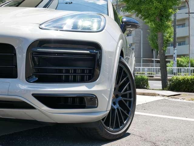 カイエンクーペ プラチナ　エディション　ティプトロニックＳ　リアセンターシー　ターボ　２２インチＡＷ　純正エアサス　ＢＯＳＥ　スポーツテールパイプ　全周囲カメラ　クレストエンボスヘッドレスト　禁煙（8枚目）