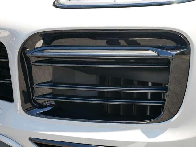 カイエンクーペ プラチナ　エディション　ティプトロニックＳ　リアセンターシー　ターボ　２２インチＡＷ　純正エアサス　ＢＯＳＥ　スポーツテールパイプ　全周囲カメラ　クレストエンボスヘッドレスト　禁煙（9枚目）