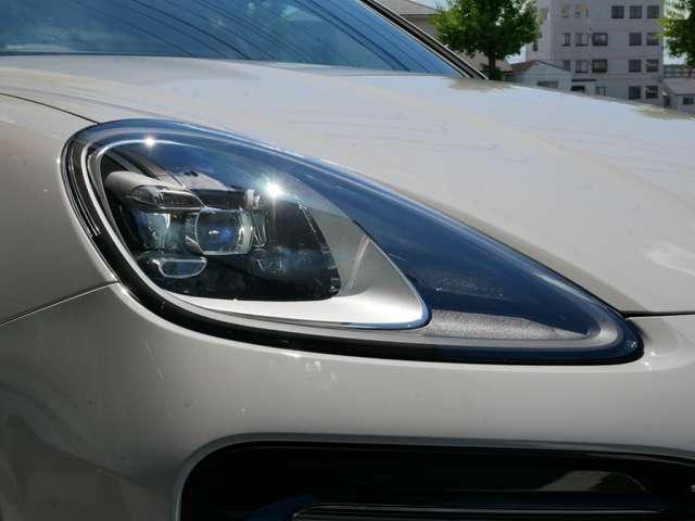 カイエンクーペ プラチナ　エディション　ティプトロニックＳ　リアセンターシー　ターボ　２２インチＡＷ　純正エアサス　ＢＯＳＥ　スポーツテールパイプ　全周囲カメラ　クレストエンボスヘッドレスト　禁煙（12枚目）