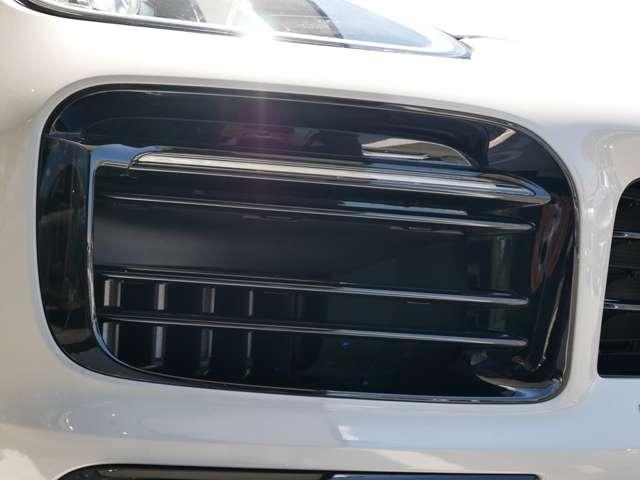 カイエンクーペ プラチナ　エディション　ティプトロニックＳ　リアセンターシー　ターボ　２２インチＡＷ　純正エアサス　ＢＯＳＥ　スポーツテールパイプ　全周囲カメラ　クレストエンボスヘッドレスト　禁煙（13枚目）