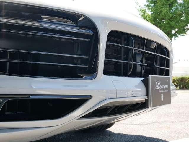 カイエンクーペ プラチナ　エディション　ティプトロニックＳ　リアセンターシー　ターボ　２２インチＡＷ　純正エアサス　ＢＯＳＥ　スポーツテールパイプ　全周囲カメラ　クレストエンボスヘッドレスト　禁煙（15枚目）