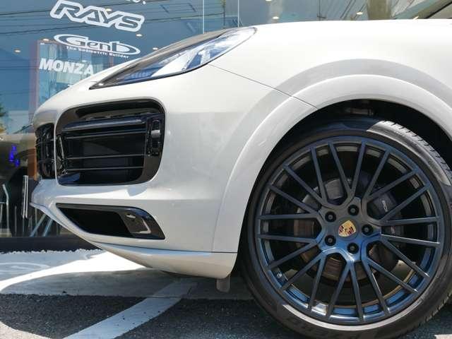 カイエンクーペ プラチナ　エディション　ティプトロニックＳ　リアセンターシー　ターボ　２２インチＡＷ　純正エアサス　ＢＯＳＥ　スポーツテールパイプ　全周囲カメラ　クレストエンボスヘッドレスト　禁煙（16枚目）
