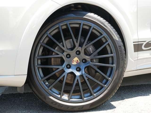 カイエンクーペ プラチナ　エディション　ティプトロニックＳ　リアセンターシー　ターボ　２２インチＡＷ　純正エアサス　ＢＯＳＥ　スポーツテールパイプ　全周囲カメラ　クレストエンボスヘッドレスト　禁煙（17枚目）
