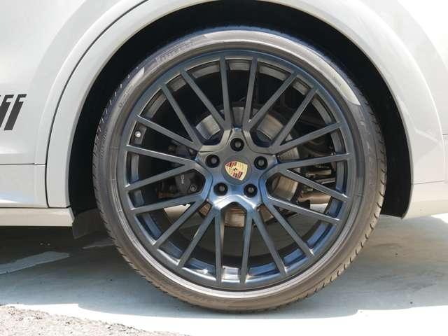 カイエンクーペ プラチナ　エディション　ティプトロニックＳ　リアセンターシー　ターボ　２２インチＡＷ　純正エアサス　ＢＯＳＥ　スポーツテールパイプ　全周囲カメラ　クレストエンボスヘッドレスト　禁煙（18枚目）