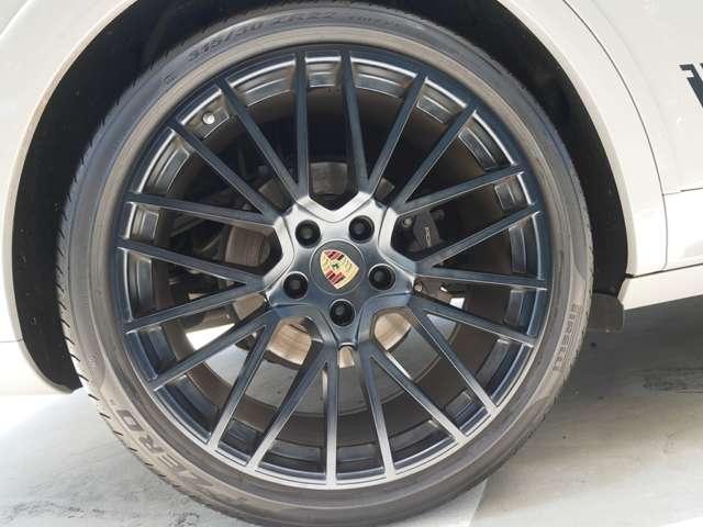 カイエンクーペ プラチナ　エディション　ティプトロニックＳ　リアセンターシー　ターボ　２２インチＡＷ　純正エアサス　ＢＯＳＥ　スポーツテールパイプ　全周囲カメラ　クレストエンボスヘッドレスト　禁煙（20枚目）