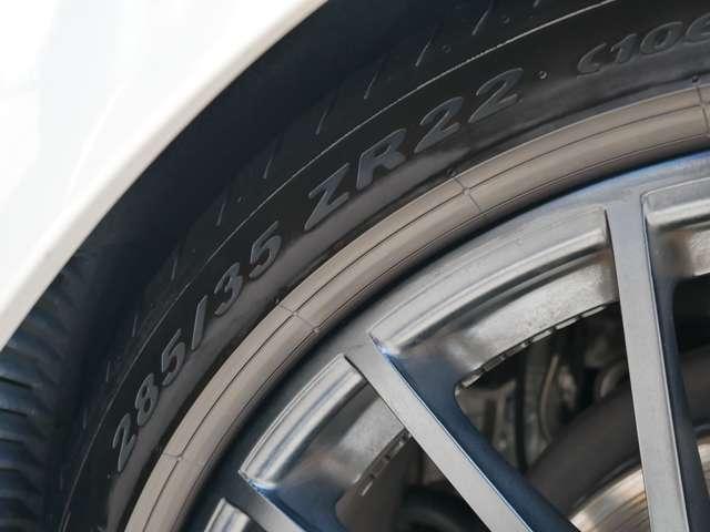 カイエンクーペ プラチナ　エディション　ティプトロニックＳ　リアセンターシー　ターボ　２２インチＡＷ　純正エアサス　ＢＯＳＥ　スポーツテールパイプ　全周囲カメラ　クレストエンボスヘッドレスト　禁煙（21枚目）