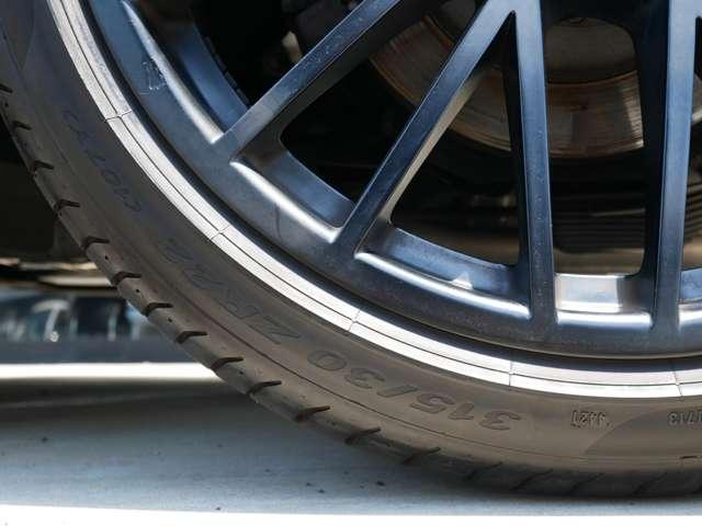 カイエンクーペ プラチナ　エディション　ティプトロニックＳ　リアセンターシー　ターボ　２２インチＡＷ　純正エアサス　ＢＯＳＥ　スポーツテールパイプ　全周囲カメラ　クレストエンボスヘッドレスト　禁煙（22枚目）