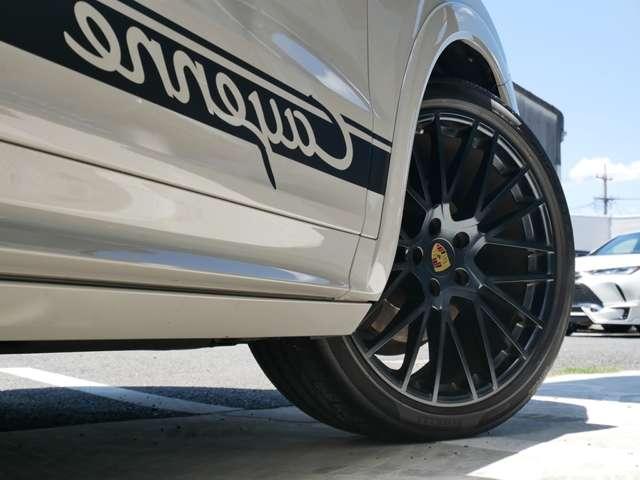 カイエンクーペ プラチナ　エディション　ティプトロニックＳ　リアセンターシー　ターボ　２２インチＡＷ　純正エアサス　ＢＯＳＥ　スポーツテールパイプ　全周囲カメラ　クレストエンボスヘッドレスト　禁煙（23枚目）