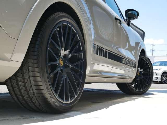 カイエンクーペ プラチナ　エディション　ティプトロニックＳ　リアセンターシー　ターボ　２２インチＡＷ　純正エアサス　ＢＯＳＥ　スポーツテールパイプ　全周囲カメラ　クレストエンボスヘッドレスト　禁煙（24枚目）