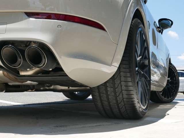 カイエンクーペ プラチナ　エディション　ティプトロニックＳ　リアセンターシー　ターボ　２２インチＡＷ　純正エアサス　ＢＯＳＥ　スポーツテールパイプ　全周囲カメラ　クレストエンボスヘッドレスト　禁煙（25枚目）