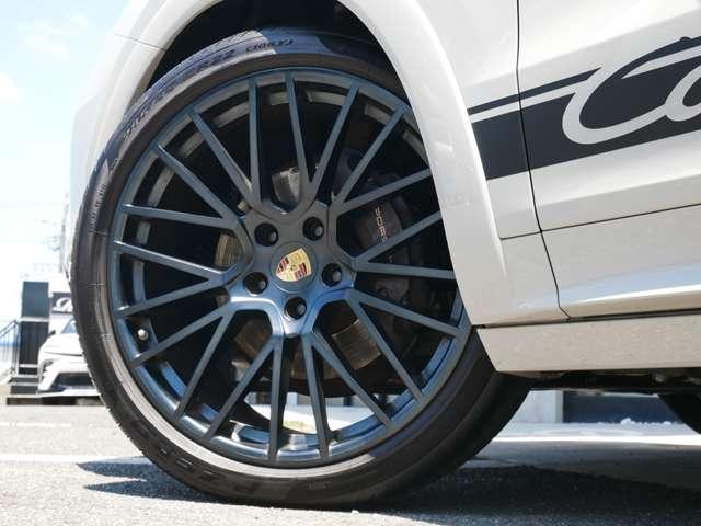 カイエンクーペ プラチナ　エディション　ティプトロニックＳ　リアセンターシー　ターボ　２２インチＡＷ　純正エアサス　ＢＯＳＥ　スポーツテールパイプ　全周囲カメラ　クレストエンボスヘッドレスト　禁煙（27枚目）