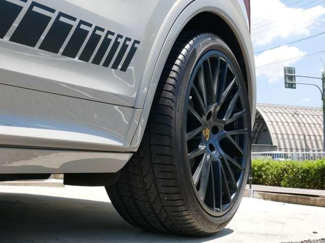 カイエンクーペ プラチナ　エディション　ティプトロニックＳ　リアセンターシー　ターボ　２２インチＡＷ　純正エアサス　ＢＯＳＥ　スポーツテールパイプ　全周囲カメラ　クレストエンボスヘッドレスト　禁煙（28枚目）