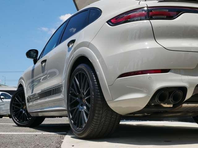 カイエンクーペ プラチナ　エディション　ティプトロニックＳ　リアセンターシー　ターボ　２２インチＡＷ　純正エアサス　ＢＯＳＥ　スポーツテールパイプ　全周囲カメラ　クレストエンボスヘッドレスト　禁煙（30枚目）