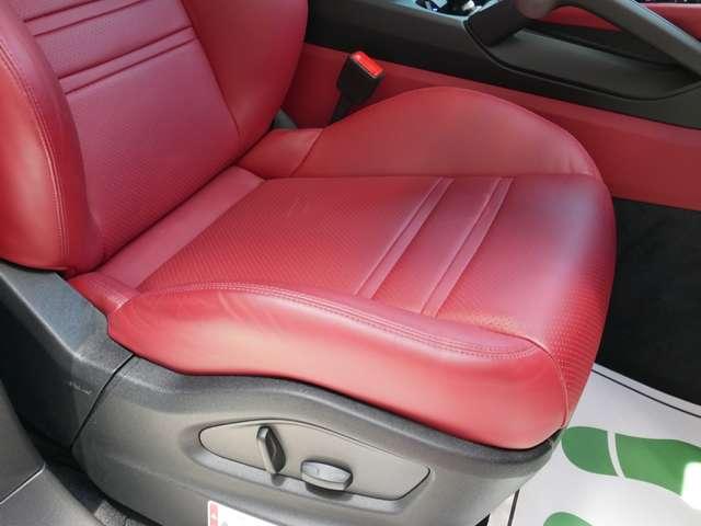 カイエンクーペ プラチナ　エディション　ティプトロニックＳ　リアセンターシー　ターボ　２２インチＡＷ　純正エアサス　ＢＯＳＥ　スポーツテールパイプ　全周囲カメラ　クレストエンボスヘッドレスト　禁煙（42枚目）