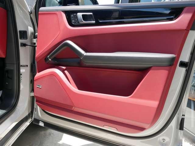 カイエンクーペ プラチナ　エディション　ティプトロニックＳ　リアセンターシー　ターボ　２２インチＡＷ　純正エアサス　ＢＯＳＥ　スポーツテールパイプ　全周囲カメラ　クレストエンボスヘッドレスト　禁煙（44枚目）