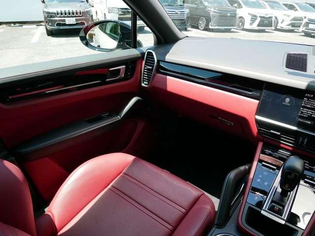 カイエンクーペ プラチナ　エディション　ティプトロニックＳ　リアセンターシー　ターボ　２２インチＡＷ　純正エアサス　ＢＯＳＥ　スポーツテールパイプ　全周囲カメラ　クレストエンボスヘッドレスト　禁煙（46枚目）