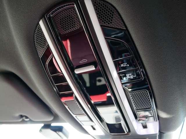 カイエンクーペ プラチナ　エディション　ティプトロニックＳ　リアセンターシー　ターボ　２２インチＡＷ　純正エアサス　ＢＯＳＥ　スポーツテールパイプ　全周囲カメラ　クレストエンボスヘッドレスト　禁煙（57枚目）