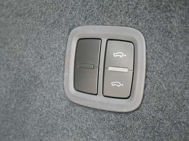 カイエンクーペ プラチナ　エディション　ティプトロニックＳ　リアセンターシー　ターボ　２２インチＡＷ　純正エアサス　ＢＯＳＥ　スポーツテールパイプ　全周囲カメラ　クレストエンボスヘッドレスト　禁煙（75枚目）