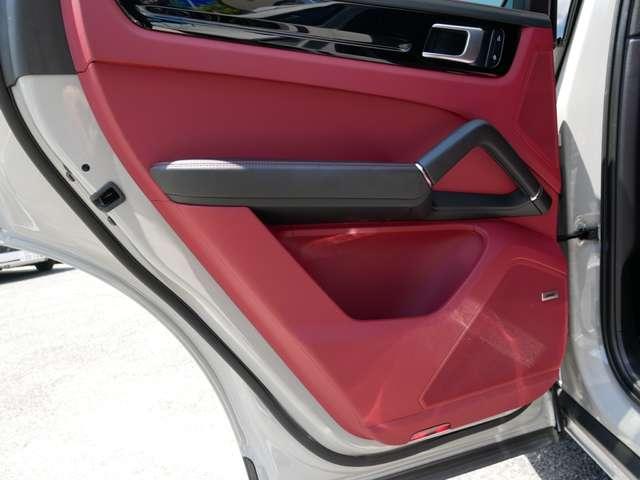 カイエンクーペ プラチナ　エディション　ティプトロニックＳ　リアセンターシー　ターボ　２２インチＡＷ　純正エアサス　ＢＯＳＥ　スポーツテールパイプ　全周囲カメラ　クレストエンボスヘッドレスト　禁煙（78枚目）