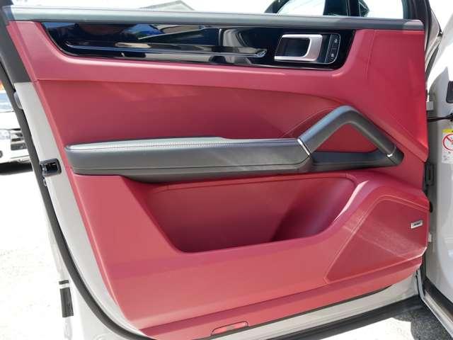 カイエンクーペ プラチナ　エディション　ティプトロニックＳ　リアセンターシー　ターボ　２２インチＡＷ　純正エアサス　ＢＯＳＥ　スポーツテールパイプ　全周囲カメラ　クレストエンボスヘッドレスト　禁煙（80枚目）