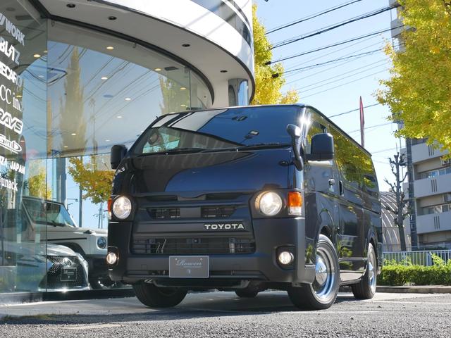 ハイエースバン スーパーＧＬ　ダークプライムＩＩ　ＦＬＥＸ　ＲｅＣｌａｓｓｉｃフェイス　ＣｌａｓｓｉｃＬＥＤテール　ベッドキット　１６インチＣｌａｓｓｉｃホイール　パノラミックビュー　純正７型ナビ　フルセグＴＶ　Ｔセーフティ　エンジンカバー　禁煙（2枚目）