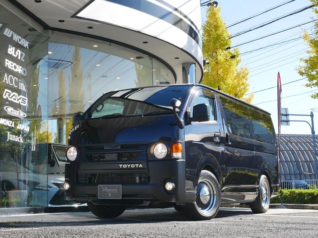 ハイエースバン スーパーＧＬ　ダークプライムＩＩ　ＦＬＥＸ　ＲｅＣｌａｓｓｉｃフェイス　ＣｌａｓｓｉｃＬＥＤテール　ベッドキット　１６インチＣｌａｓｓｉｃホイール　パノラミックビュー　純正７型ナビ　フルセグＴＶ　Ｔセーフティ　エンジンカバー　禁煙（3枚目）
