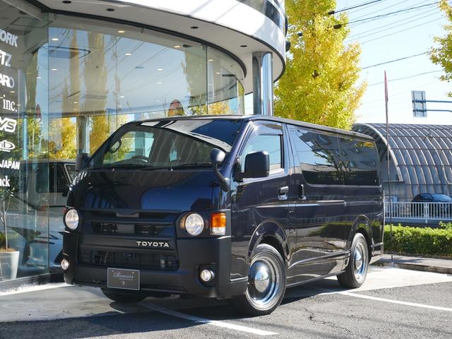 ハイエースバン スーパーＧＬ　ダークプライムＩＩ　ＦＬＥＸ　ＲｅＣｌａｓｓｉｃフェイス　ＣｌａｓｓｉｃＬＥＤテール　ベッドキット　１６インチＣｌａｓｓｉｃホイール　パノラミックビュー　純正７型ナビ　フルセグＴＶ　Ｔセーフティ　エンジンカバー　禁煙（4枚目）