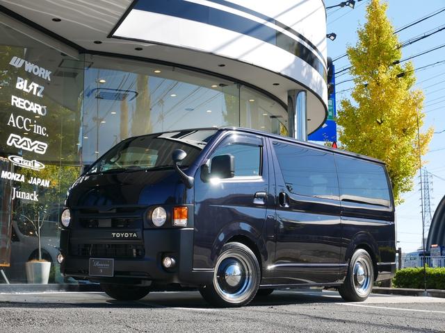 ハイエースバン スーパーＧＬ　ダークプライムＩＩ　ＦＬＥＸ　ＲｅＣｌａｓｓｉｃフェイス　ＣｌａｓｓｉｃＬＥＤテール　ベッドキット　１６インチＣｌａｓｓｉｃホイール　パノラミックビュー　純正７型ナビ　フルセグＴＶ　Ｔセーフティ　エンジンカバー　禁煙（5枚目）