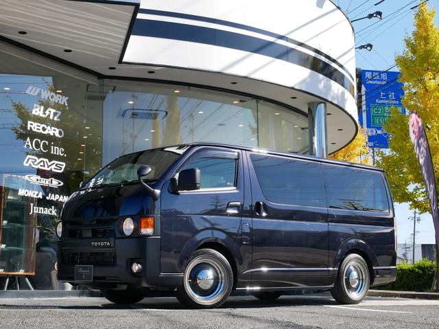 ハイエースバン スーパーＧＬ　ダークプライムＩＩ　ＦＬＥＸ　ＲｅＣｌａｓｓｉｃフェイス　ＣｌａｓｓｉｃＬＥＤテール　ベッドキット　１６インチＣｌａｓｓｉｃホイール　パノラミックビュー　純正７型ナビ　フルセグＴＶ　Ｔセーフティ　エンジンカバー　禁煙（6枚目）
