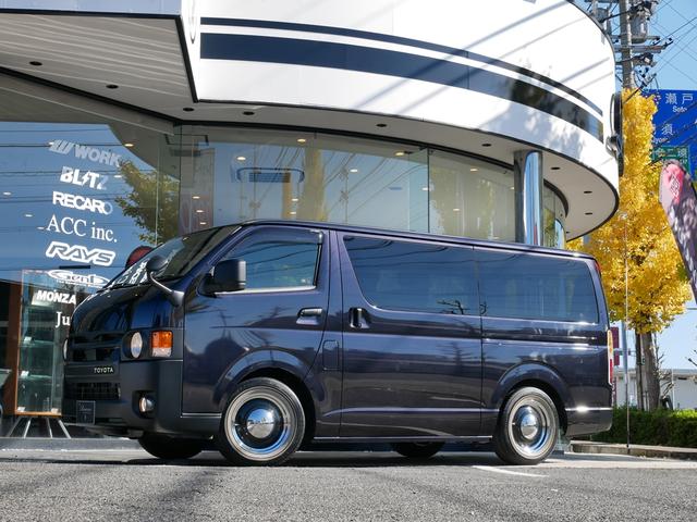 ハイエースバン スーパーＧＬ　ダークプライムＩＩ　ＦＬＥＸ　ＲｅＣｌａｓｓｉｃフェイス　ＣｌａｓｓｉｃＬＥＤテール　ベッドキット　１６インチＣｌａｓｓｉｃホイール　パノラミックビュー　純正７型ナビ　フルセグＴＶ　Ｔセーフティ　エンジンカバー　禁煙（7枚目）