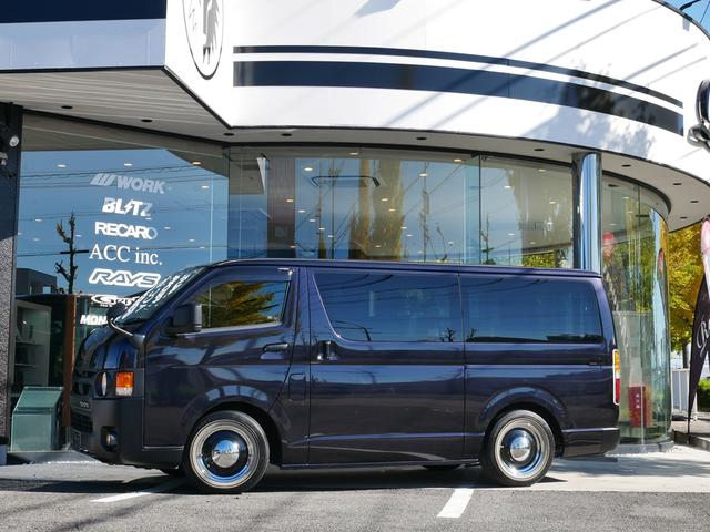 ハイエースバン スーパーＧＬ　ダークプライムＩＩ　ＦＬＥＸ　ＲｅＣｌａｓｓｉｃフェイス　ＣｌａｓｓｉｃＬＥＤテール　ベッドキット　１６インチＣｌａｓｓｉｃホイール　パノラミックビュー　純正７型ナビ　フルセグＴＶ　Ｔセーフティ　エンジンカバー　禁煙（8枚目）