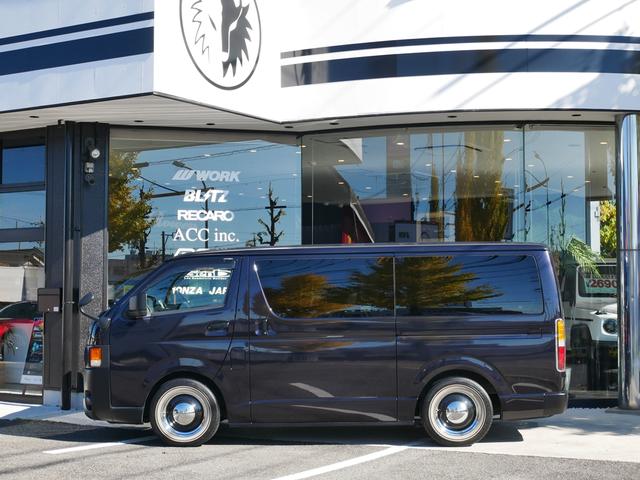 ハイエースバン スーパーＧＬ　ダークプライムＩＩ　ＦＬＥＸ　ＲｅＣｌａｓｓｉｃフェイス　ＣｌａｓｓｉｃＬＥＤテール　ベッドキット　１６インチＣｌａｓｓｉｃホイール　パノラミックビュー　純正７型ナビ　フルセグＴＶ　Ｔセーフティ　エンジンカバー　禁煙（10枚目）