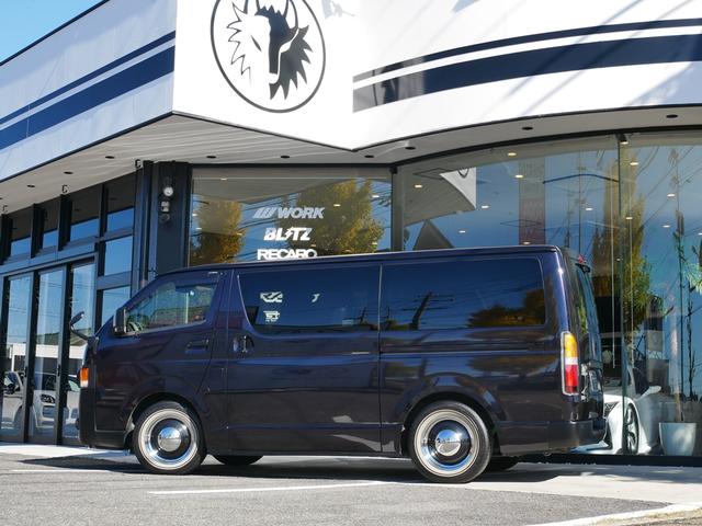 ハイエースバン スーパーＧＬ　ダークプライムＩＩ　ＦＬＥＸ　ＲｅＣｌａｓｓｉｃフェイス　ＣｌａｓｓｉｃＬＥＤテール　ベッドキット　１６インチＣｌａｓｓｉｃホイール　パノラミックビュー　純正７型ナビ　フルセグＴＶ　Ｔセーフティ　エンジンカバー　禁煙（11枚目）