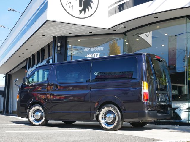 ハイエースバン スーパーＧＬ　ダークプライムＩＩ　ＦＬＥＸ　ＲｅＣｌａｓｓｉｃフェイス　ＣｌａｓｓｉｃＬＥＤテール　ベッドキット　１６インチＣｌａｓｓｉｃホイール　パノラミックビュー　純正７型ナビ　フルセグＴＶ　Ｔセーフティ　エンジンカバー　禁煙（12枚目）