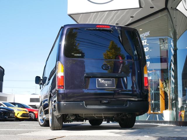 ハイエースバン スーパーＧＬ　ダークプライムＩＩ　ＦＬＥＸ　ＲｅＣｌａｓｓｉｃフェイス　ＣｌａｓｓｉｃＬＥＤテール　ベッドキット　１６インチＣｌａｓｓｉｃホイール　パノラミックビュー　純正７型ナビ　フルセグＴＶ　Ｔセーフティ　エンジンカバー　禁煙（17枚目）