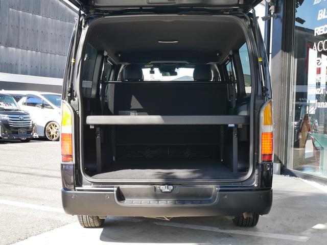 ハイエースバン スーパーＧＬ　ダークプライムＩＩ　ＦＬＥＸ　ＲｅＣｌａｓｓｉｃフェイス　ＣｌａｓｓｉｃＬＥＤテール　ベッドキット　１６インチＣｌａｓｓｉｃホイール　パノラミックビュー　純正７型ナビ　フルセグＴＶ　Ｔセーフティ　エンジンカバー　禁煙（19枚目）