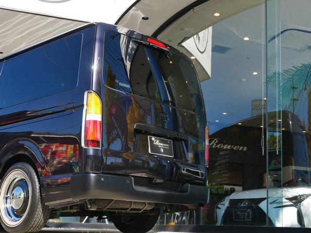 ハイエースバン スーパーＧＬ　ダークプライムＩＩ　ＦＬＥＸ　ＲｅＣｌａｓｓｉｃフェイス　ＣｌａｓｓｉｃＬＥＤテール　ベッドキット　１６インチＣｌａｓｓｉｃホイール　パノラミックビュー　純正７型ナビ　フルセグＴＶ　Ｔセーフティ　エンジンカバー　禁煙（20枚目）