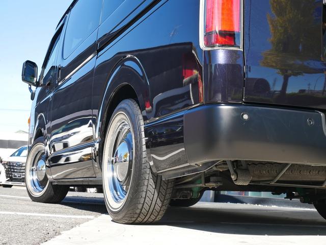 ハイエースバン スーパーＧＬ　ダークプライムＩＩ　ＦＬＥＸ　ＲｅＣｌａｓｓｉｃフェイス　ＣｌａｓｓｉｃＬＥＤテール　ベッドキット　１６インチＣｌａｓｓｉｃホイール　パノラミックビュー　純正７型ナビ　フルセグＴＶ　Ｔセーフティ　エンジンカバー　禁煙（22枚目）