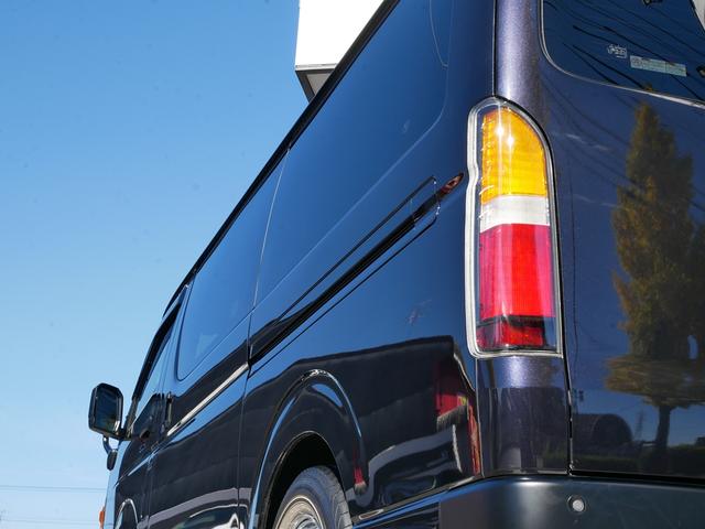 ハイエースバン スーパーＧＬ　ダークプライムＩＩ　ＦＬＥＸ　ＲｅＣｌａｓｓｉｃフェイス　ＣｌａｓｓｉｃＬＥＤテール　ベッドキット　１６インチＣｌａｓｓｉｃホイール　パノラミックビュー　純正７型ナビ　フルセグＴＶ　Ｔセーフティ　エンジンカバー　禁煙（23枚目）