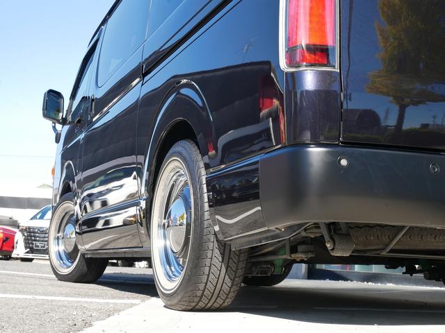 ハイエースバン スーパーＧＬ　ダークプライムＩＩ　ＦＬＥＸ　ＲｅＣｌａｓｓｉｃフェイス　ＣｌａｓｓｉｃＬＥＤテール　ベッドキット　１６インチＣｌａｓｓｉｃホイール　パノラミックビュー　純正７型ナビ　フルセグＴＶ　Ｔセーフティ　エンジンカバー　禁煙（24枚目）