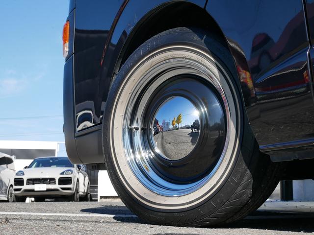 ハイエースバン スーパーＧＬ　ダークプライムＩＩ　ＦＬＥＸ　ＲｅＣｌａｓｓｉｃフェイス　ＣｌａｓｓｉｃＬＥＤテール　ベッドキット　１６インチＣｌａｓｓｉｃホイール　パノラミックビュー　純正７型ナビ　フルセグＴＶ　Ｔセーフティ　エンジンカバー　禁煙（26枚目）