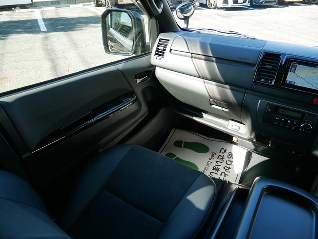 ハイエースバン スーパーＧＬ　ダークプライムＩＩ　ＦＬＥＸ　ＲｅＣｌａｓｓｉｃフェイス　ＣｌａｓｓｉｃＬＥＤテール　ベッドキット　１６インチＣｌａｓｓｉｃホイール　パノラミックビュー　純正７型ナビ　フルセグＴＶ　Ｔセーフティ　エンジンカバー　禁煙（38枚目）