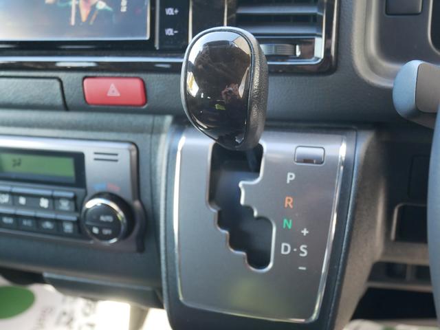 ハイエースバン スーパーＧＬ　ダークプライムＩＩ　ＦＬＥＸ　ＲｅＣｌａｓｓｉｃフェイス　ＣｌａｓｓｉｃＬＥＤテール　ベッドキット　１６インチＣｌａｓｓｉｃホイール　パノラミックビュー　純正７型ナビ　フルセグＴＶ　Ｔセーフティ　エンジンカバー　禁煙（62枚目）