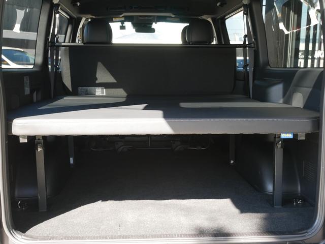ハイエースバン スーパーＧＬ　ダークプライムＩＩ　ＦＬＥＸ　ＲｅＣｌａｓｓｉｃフェイス　ＣｌａｓｓｉｃＬＥＤテール　ベッドキット　１６インチＣｌａｓｓｉｃホイール　パノラミックビュー　純正７型ナビ　フルセグＴＶ　Ｔセーフティ　エンジンカバー　禁煙（65枚目）
