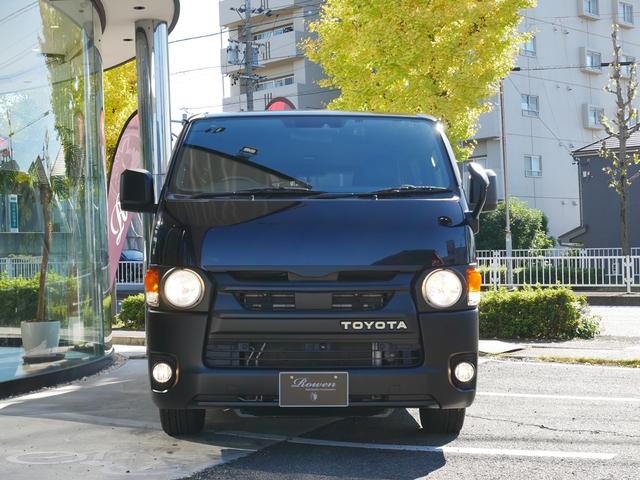 ハイエースバン スーパーＧＬ　ダークプライムＩＩ　ＦＬＥＸ　ＲｅＣｌａｓｓｉｃフェイス　ＣｌａｓｓｉｃＬＥＤテール　ベッドキット　１６インチＣｌａｓｓｉｃホイール　パノラミックビュー　純正７型ナビ　フルセグＴＶ　Ｔセーフティ　エンジンカバー　禁煙（69枚目）